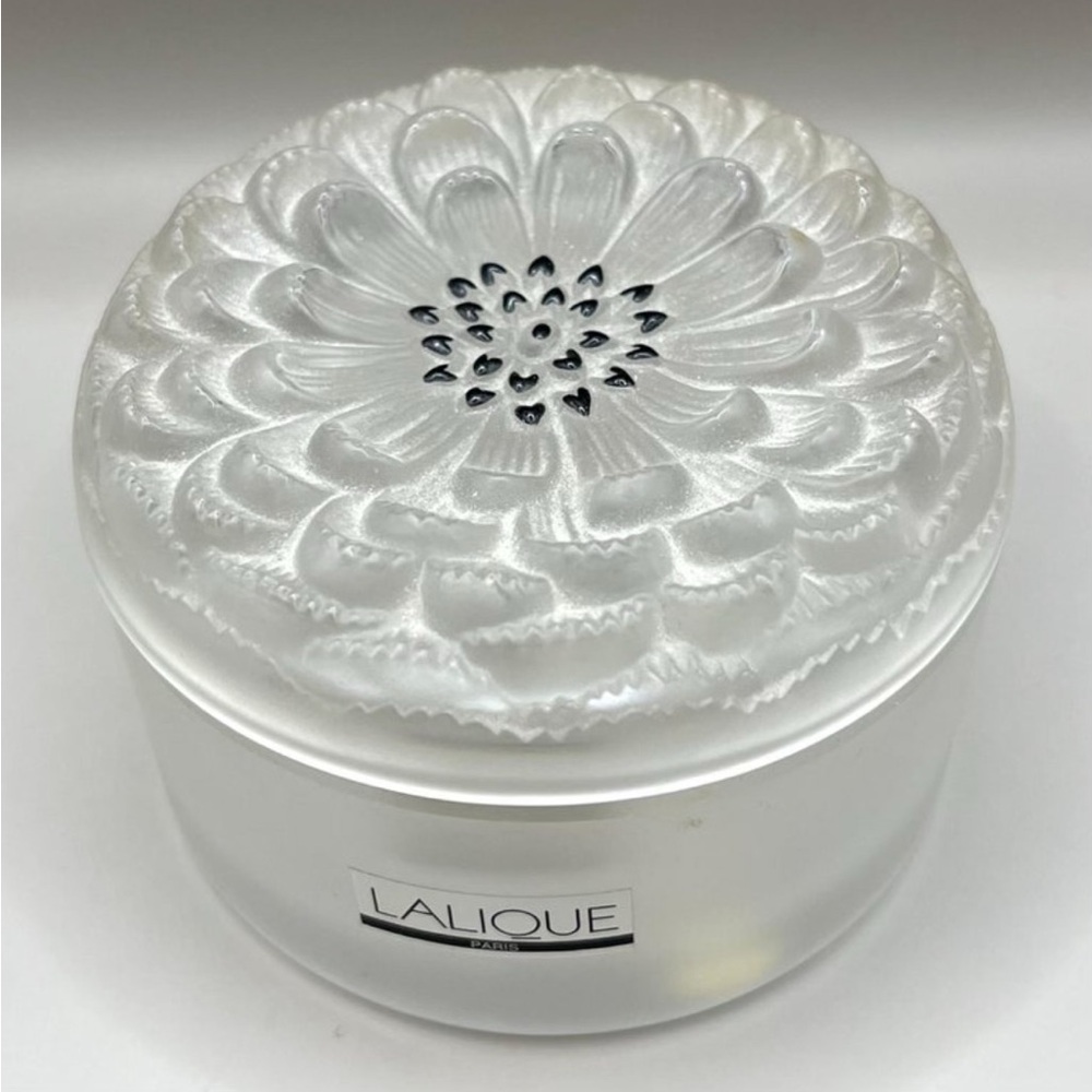 DAHLIA BOX
Clear, Black enameled crystal powder box